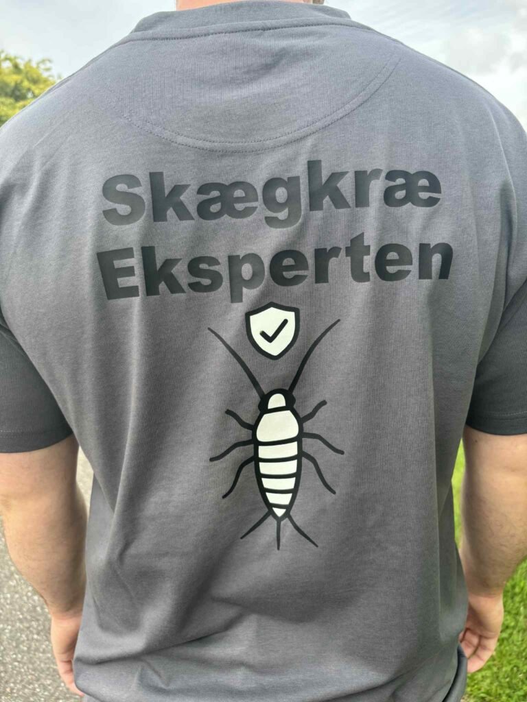 Medarbejder fra Skægkræ Eksperten med ryggen til, firma logo og skrift synligt – skægkræ bekæmpelse Lejre, Holdbæk, Roskilde, Købehavn