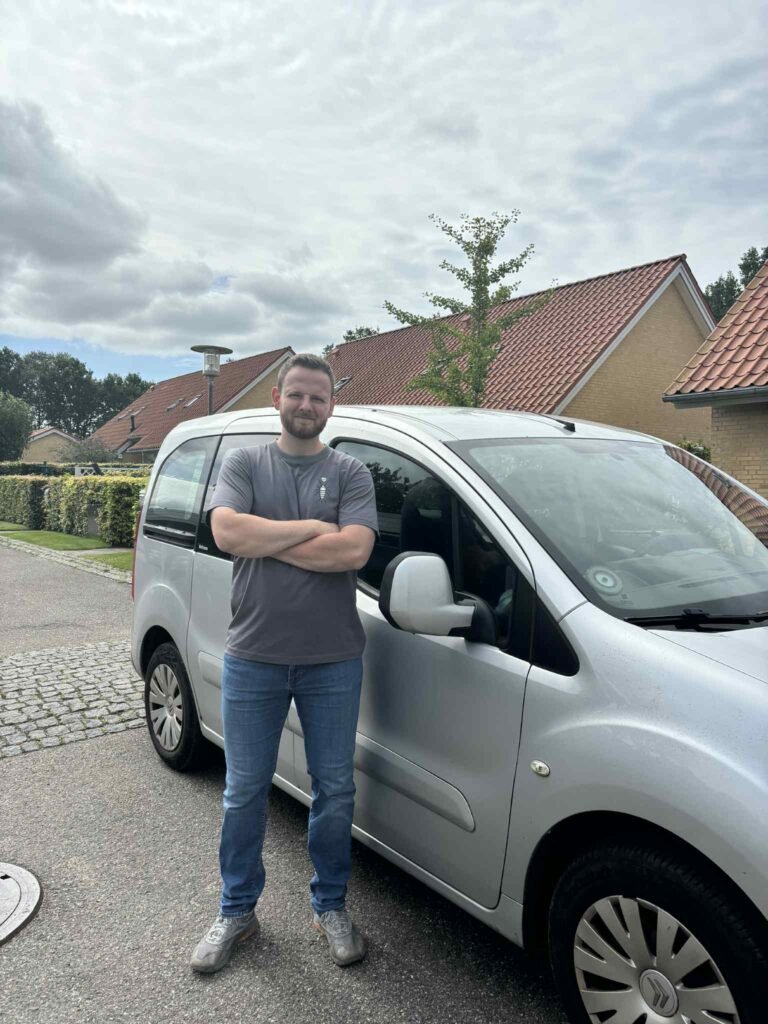 Medarbejder fra Skægkræ Eksperten foran firmabil på Sjælland – skægkræ bekæmpelse